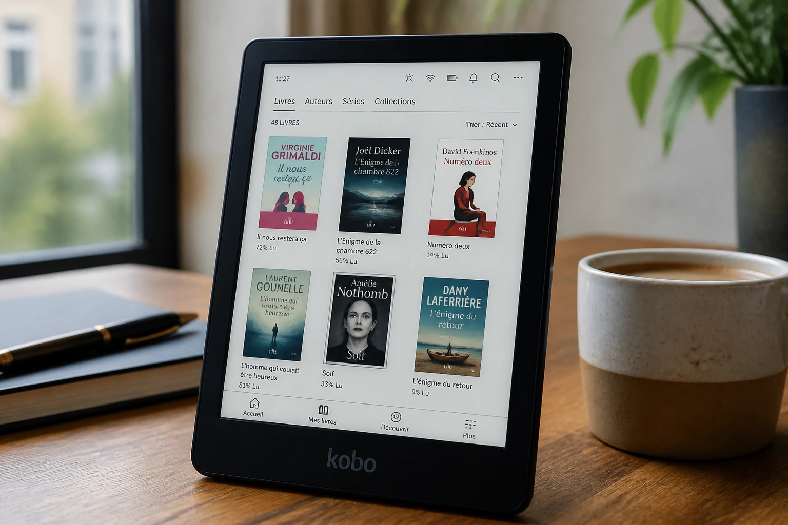 Liseuse numérique affichant une bibliothèque d'ebooks français sur un bureau en bois éclairé naturellement