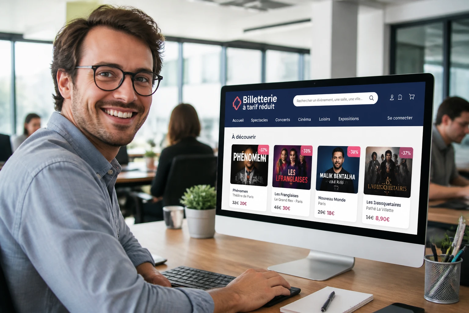 Salarié MAAF consultant les avantages du CSE sur une plateforme en ligne au bureau