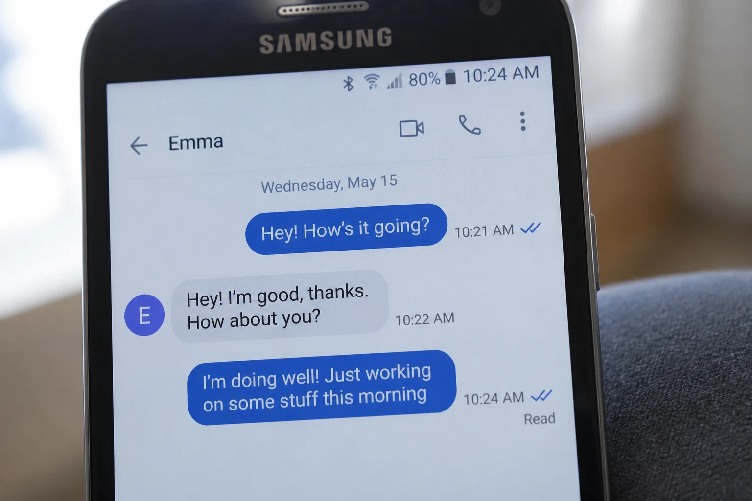 Écran Samsung Galaxy affichant une conversation avec confirmation de lecture RCS et bulles bleues