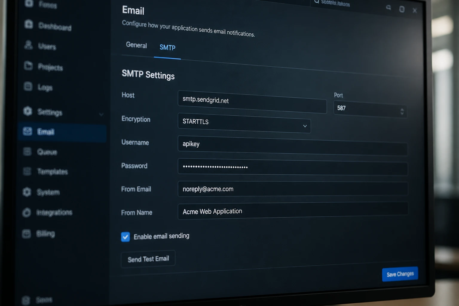 Écran d'ordinateur affichant une interface de configuration SMTP avec les paramètres Critsend renseignés