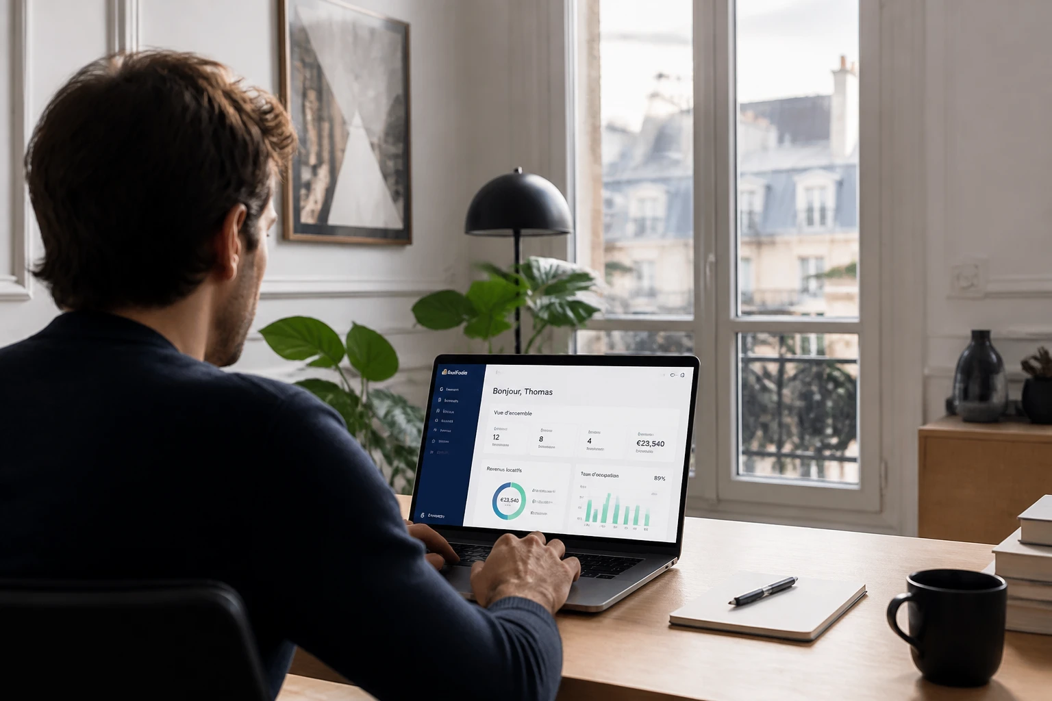 Utilisateur consultant le tableau de bord de gestion locative 123 Loger, anciennement Pandaloc, sur un ordinateur portable